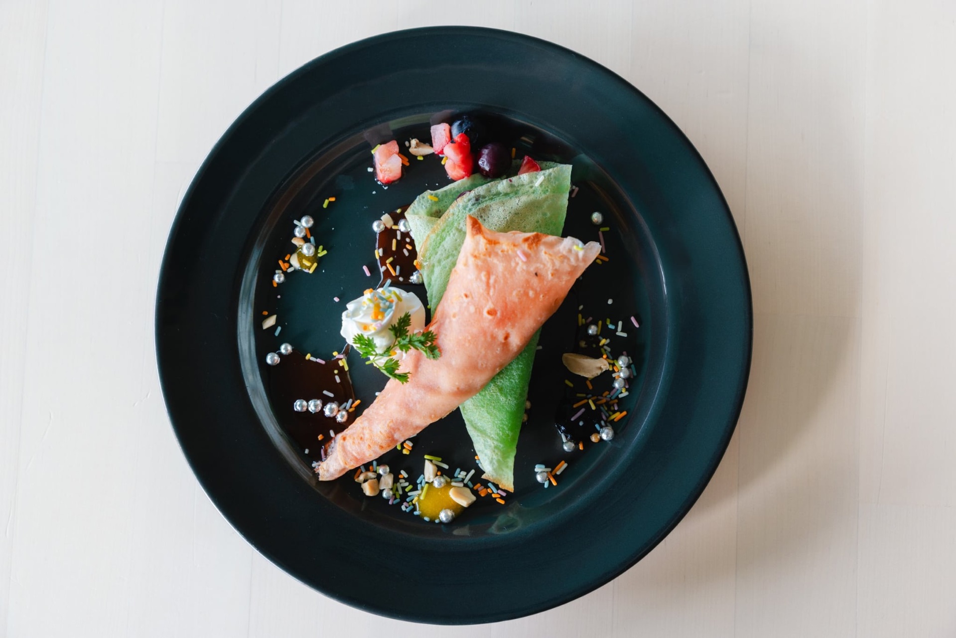 自分でデコレーションするKAWAIITOPIAクレープ