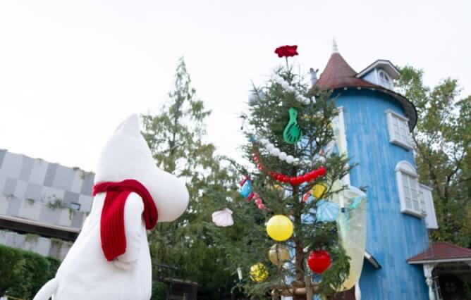 絵本「ムーミン谷のクリスマス」の一風変わったクリスマスツリーがムーミン屋敷も登場！