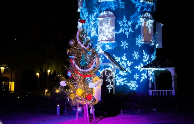 絵本「ムーミン谷のクリスマス」の一風変わったクリスマスツリーがムーミン屋敷も登場！