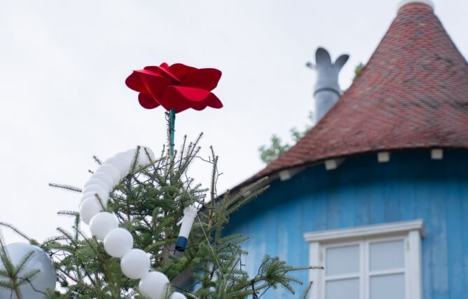 絵本「ムーミン谷のクリスマス」の一風変わったクリスマスツリーがムーミン屋敷も登場！