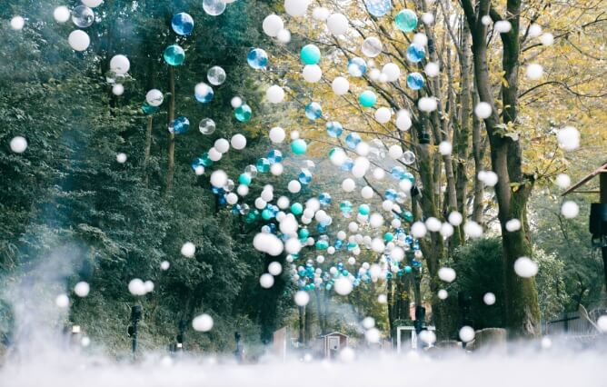クリスマスカラーのバルーンスカイ＆雪を表現したシャボン玉が舞う雪玉の道