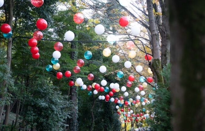 クリスマスカラーのバルーンスカイ＆雪を表現したシャボン玉が舞う雪玉の道