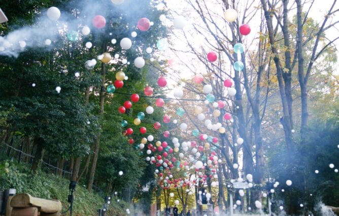 クリスマスカラーのバルーンスカイ＆雪を表現したシャボン玉が舞う雪玉の道
