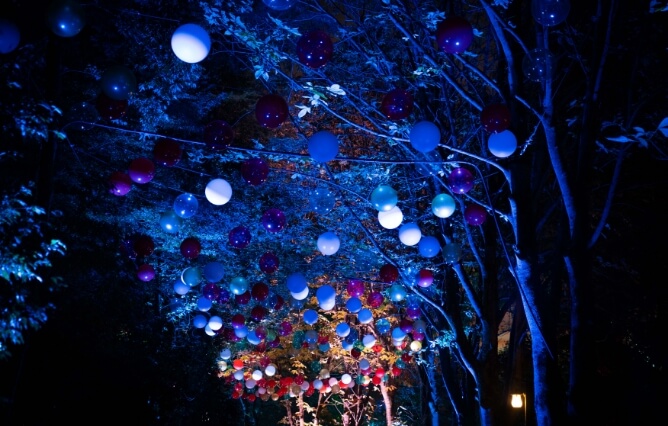 クリスマスカラーのバルーンスカイ＆雪を表現したシャボン玉が舞う雪玉の道