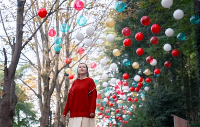 クリスマスカラーのバルーンスカイ＆雪を表現したシャボン玉が舞う雪玉の道