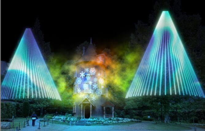 ムーミン屋敷のライトアップと夜空を彩るオーロラで幻想的な空間に！