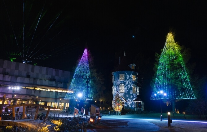 ムーミン屋敷のライトアップと夜空を彩るオーロラで幻想的な空間に！