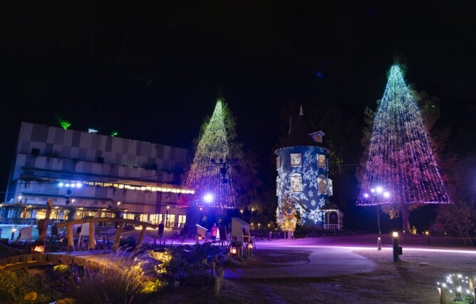 ムーミン屋敷のライトアップと夜空を彩るオーロラで幻想的な空間に！