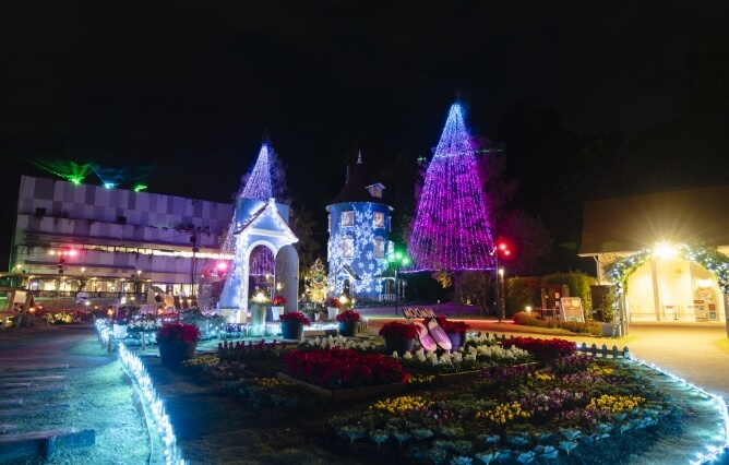ムーミン屋敷のライトアップと夜空を彩るオーロラで幻想的な空間に！