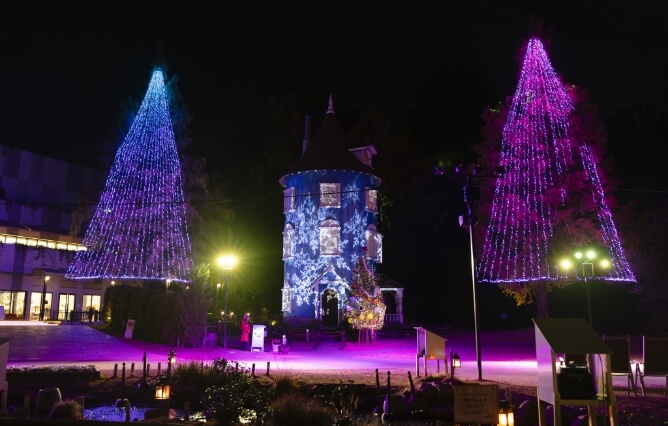 ムーミン屋敷のライトアップと夜空を彩るオーロラで幻想的な空間に！